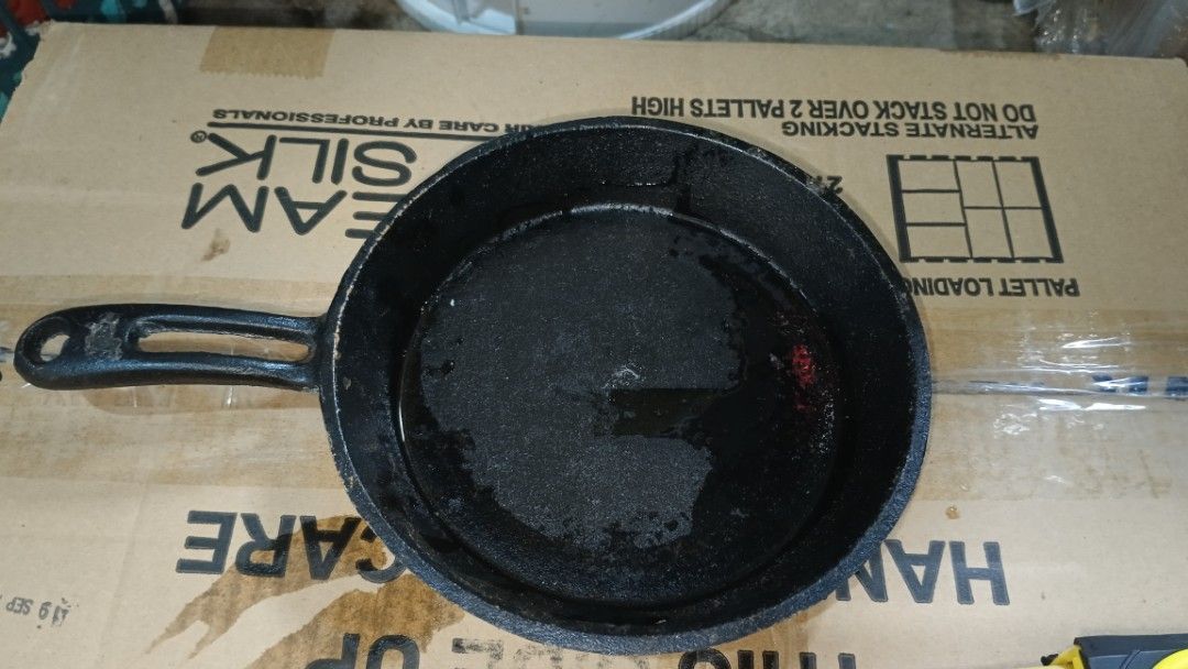 Cast iron mini skillet (Category: Cookware & Accessories) located in Batangas. Submitted by baning_finds (Listing ID 1368497385, Image 1). Description: cast iron mini skillet makapal at mabigat ship: lalamove, toktok, j&t, flash (cod), lbc (cod/cop) loc: sto tomas batangas.