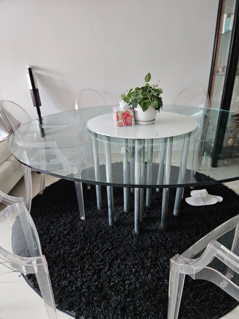 Dining Table (Category: Tables & Sets) located in Singapore. Submitted by miao369 (Listing ID 1368431259, Image 1). Description: Very Solid Glass Table. Sit 6-8pax, 3/4 inch thick.