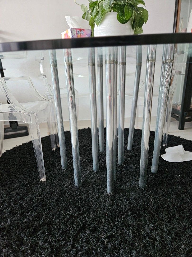 Dining Table (Category: Tables & Sets) located in Singapore. Submitted by miao369 (Listing ID 1368431259, Image 3). Description: Very Solid Glass Table. Sit 6-8pax, 3/4 inch thick.
