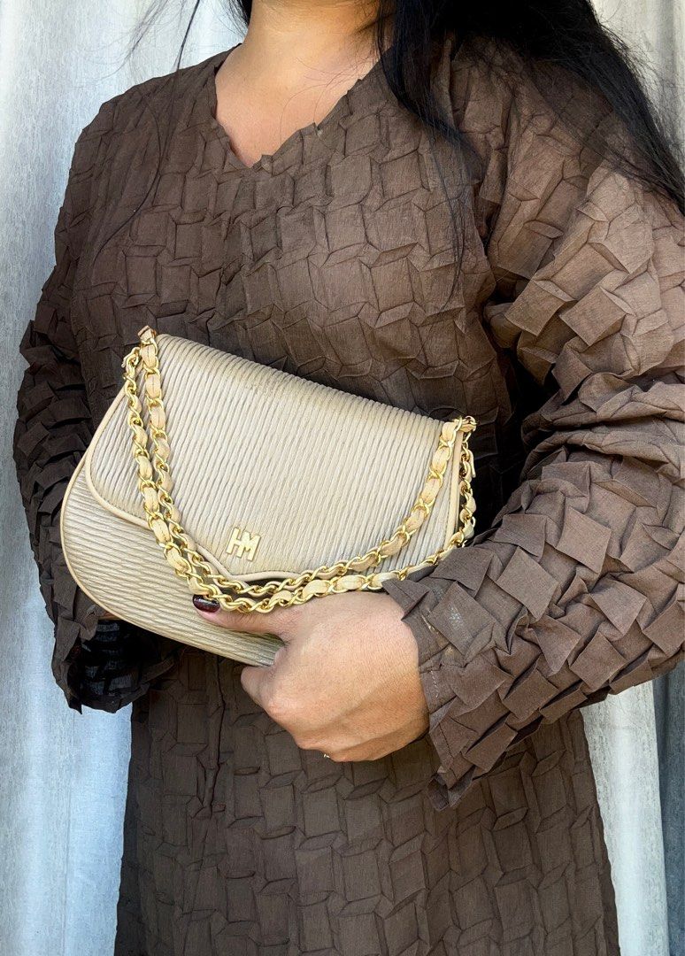 HANAE MORI Vintage chain bag (Category: Luxury Bags & Wallets) located in Quezon City. Submitted by whatsinmyclosett (Listing ID 1368519816, Image 1). Description: HANAE MORI Vintage chain bag ☑️ITEM IN JAPAN ☑️Branded ☑️100 % ORIGINAL ☑️23 x 17.5 Cm ☑️good condition ☑️manage your EXPECTATIONS this is second hand / vintage bag HINDI po BRANDNEW Binibili mo 🔴PWEDE IKILI KILI., sa mga payat! 🔴BAWAL NA BAWAL SA MAARTE.. 🔴NO RETURN. NO EXCHANGE 🔴