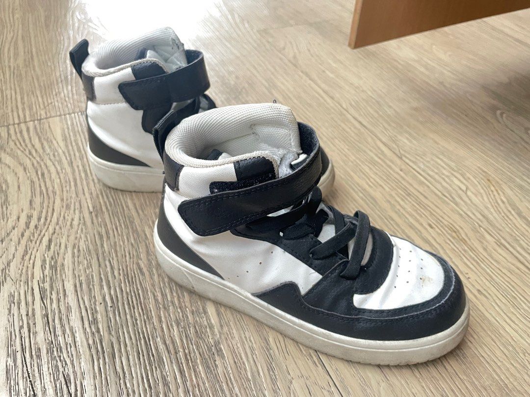 H&M KIDS SHOES (Category: Babies & Kids Fashion) located in Las Pinas. Submitted by jynnette (Listing ID 1368427335, Image 1). Description: Eur Size 31 / US 13.5 MOP: BPI/Gcash Location: Las Piñas City Shipping shouldered by buyer via J&T/Lalamove 🛍️ RFS: Decluttering .