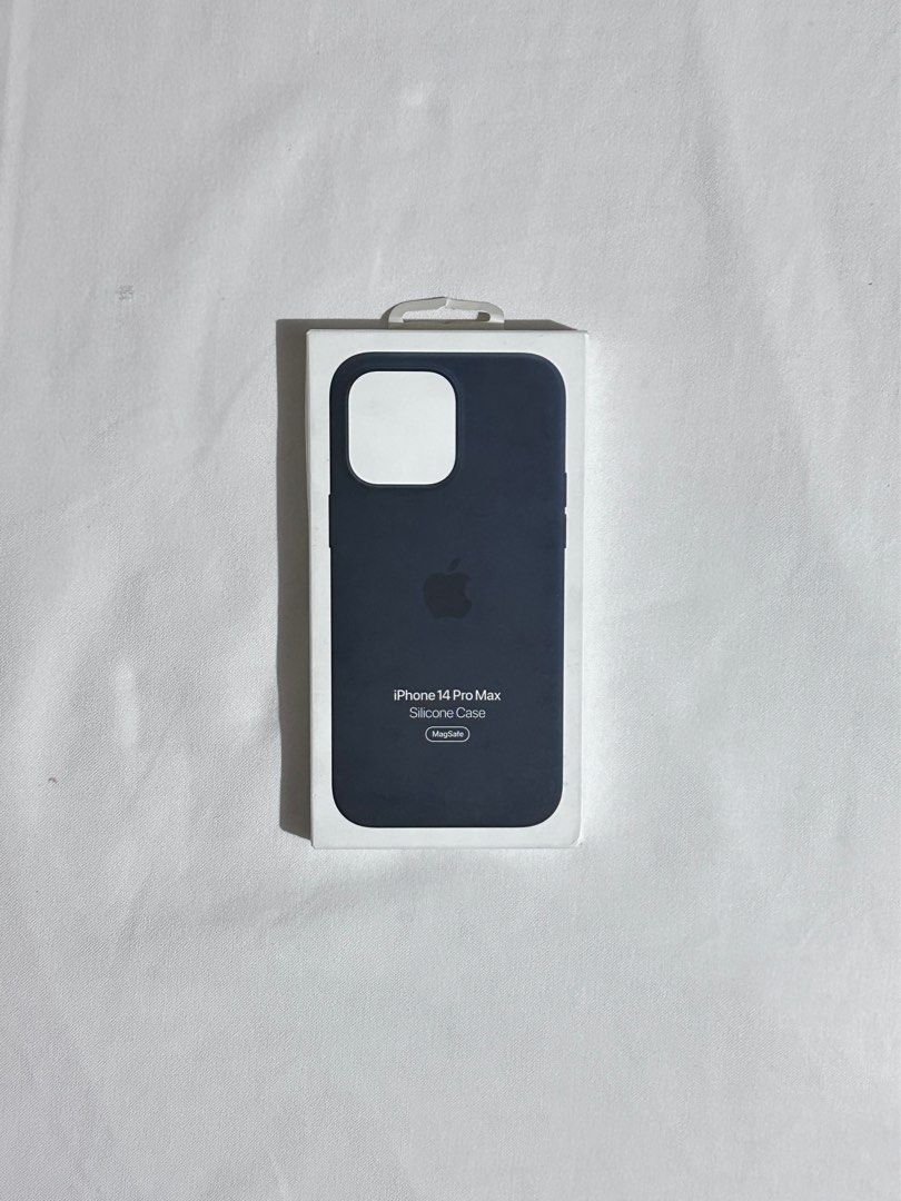 Original iPhone 14 Pro Max Silicon Case (Category: Cases & Sleeves) located in Makati City. Submitted by msn_gdgt (Listing ID 1368572232, Image 1). Description: Midnight Nakatambak lang siya sa box kasi hindi naman nagamit..