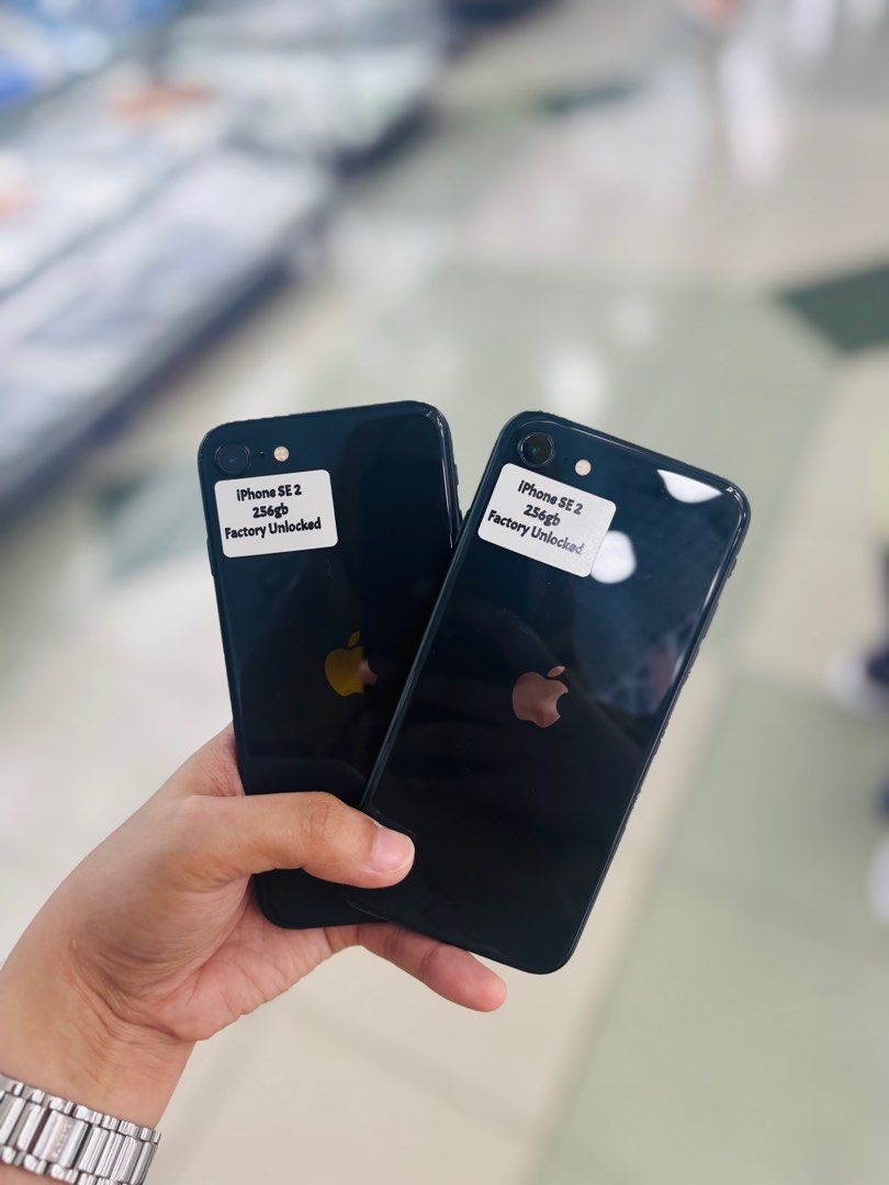 IPhone SE 2020 256GB 80bh Openline no issues (Category: iPhone SE Series) located in San Juan City. Submitted by najihahtelecomshop2018 (Listing ID 1368561459, Image 2). Description: Legit Store | Original unit FOR SALE | TRADE / SWAP ▫️INSTALLMENT thru: 🔸Credit Card (straight / installment) 🔸Ggives / Gcredit + 6% interest 🔸Spay Later + 6% interest (RFS: Buy and Sell any kinds of Gadgets) Description: iPhone SE 2020 256GB ( other GB are also a
