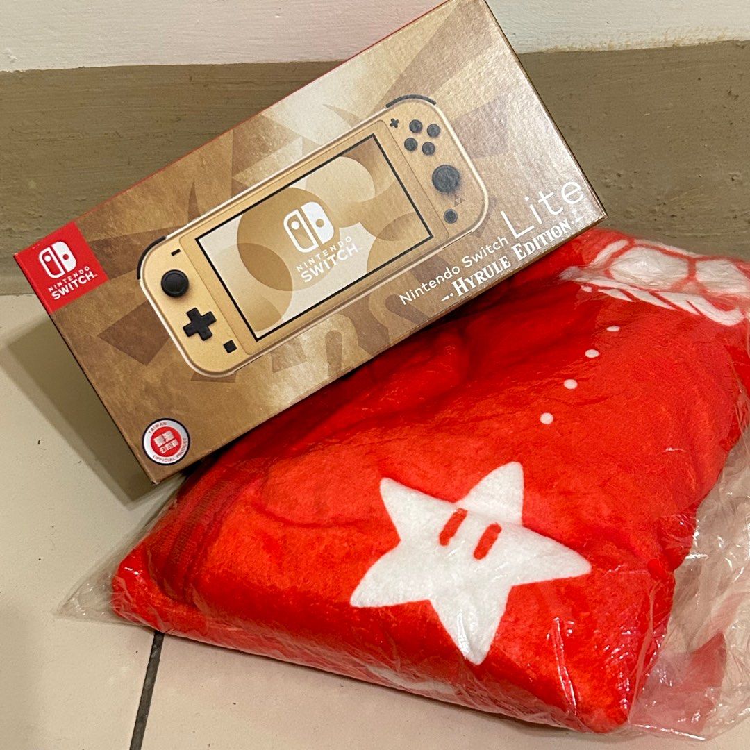 由 cbfmdz (刊登 ID 1368552957，圖片 1) 提交，位於 新竹市 (Hsinchu City) 的 Lite 海拉魯 附毛毯 (類別：Nintendo 任天堂)，說明：抽獎抽到的 附特典毛毯🩵。
