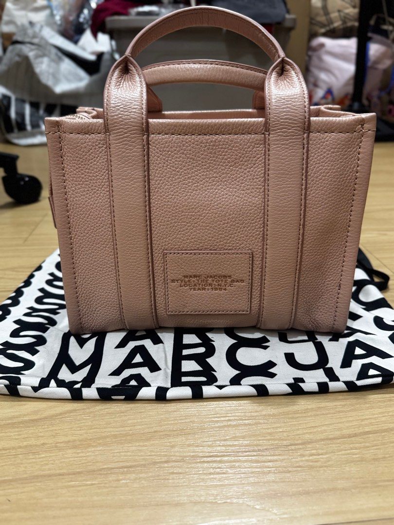 Marc Jacobs THE TOTE BAG MINI (Rose Color) (Category: Luxury Bags & Wallets) located in Manila. Submitted by aikascollectionph (Listing ID 1368457677, Image 2). Description: Used once sa wedding. RFS: Decluttering ₱13,800 ko nabili .