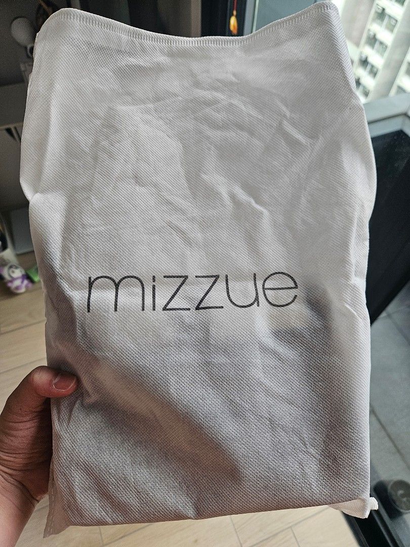 台灣品牌Mizzue （分類：手袋及銀包）位於 Hong Kong。 由 kennis.ssss 提交（商品編號 1368475656，圖片 3）。簡介： 長20cm闊15cm厚6cm (人手量度有1-2cm)。