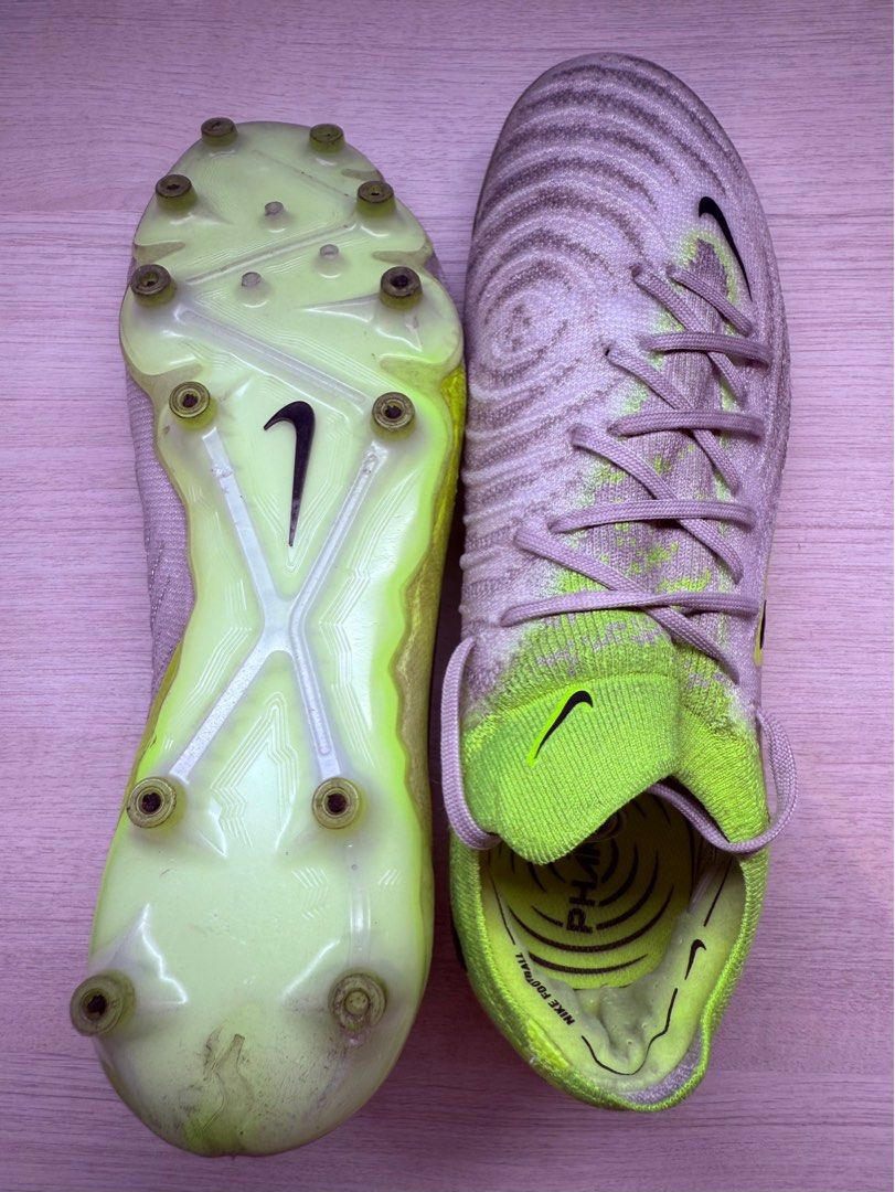 Nike Phantom GX 2 Elite AG-PRO (Category: Racket & Ball Sports) located in Singapore. Submitted by leloong2 (Listing ID 1368505754, Image 3). Description: Size: UK7/ US 8 / EU 41 Condition: 8.5/10, Good as new, just some scuff marks from Astro turf Authentic Nike product. I will not entertain questions on authenticity. Serious buyers only. .