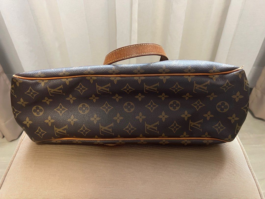 Original Louis Vuitton LV Monogram Batignolles (Category: Luxury Bags & Wallets) located in Pasig City. Submitted by alvs01 (Listing ID 1368434300, Image 3). Description: Original Louis Vuitton LV Monogram Batignolles With LV Pouch Pre Loved Item Bought in Paris Feel free to request for more photos .