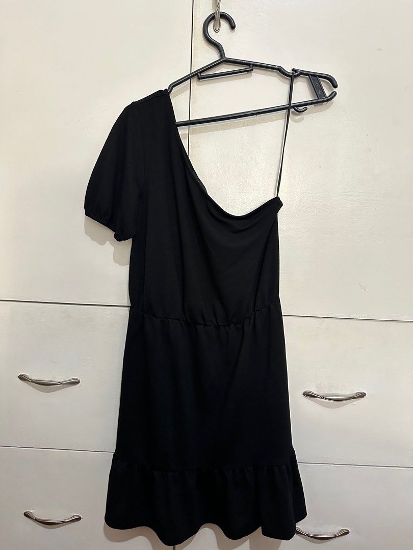 Pomelo One Shoulder Black Dress (Category: Dresses) located in Quezon City. Submitted by ktena (Listing ID 1368453414, Image 1). Description: • Washed but not used • RFS: Decluttering • MOP: BPI, Unionbank, Gcash.