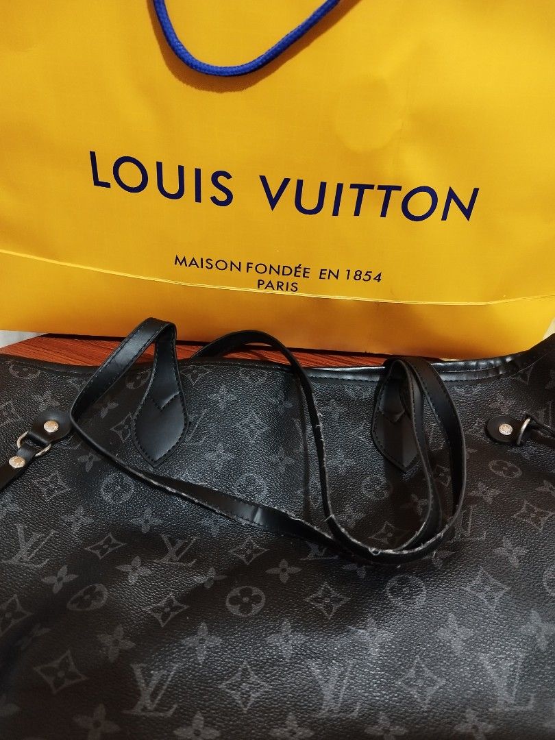 Pre-loved Tote Bag (Category: Luxury Bags & Wallets) located in Quezon City. Submitted by amaquino (Listing ID 1368436166, Image 2). Description: Selling mom's bag on her behalf. negotiable. with paper bag.