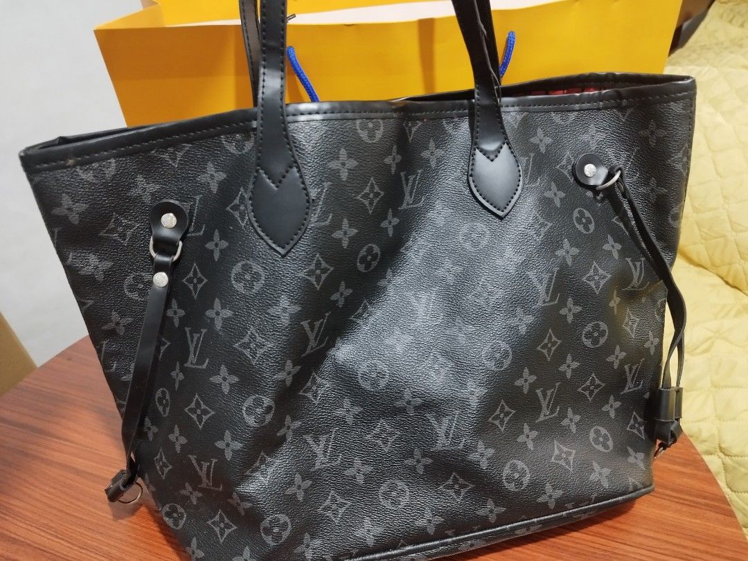 Pre-loved Tote Bag (Category: Luxury Bags & Wallets) located in Quezon City. Submitted by amaquino (Listing ID 1368436166, Image 1). Description: Selling mom's bag on her behalf. negotiable. with paper bag.