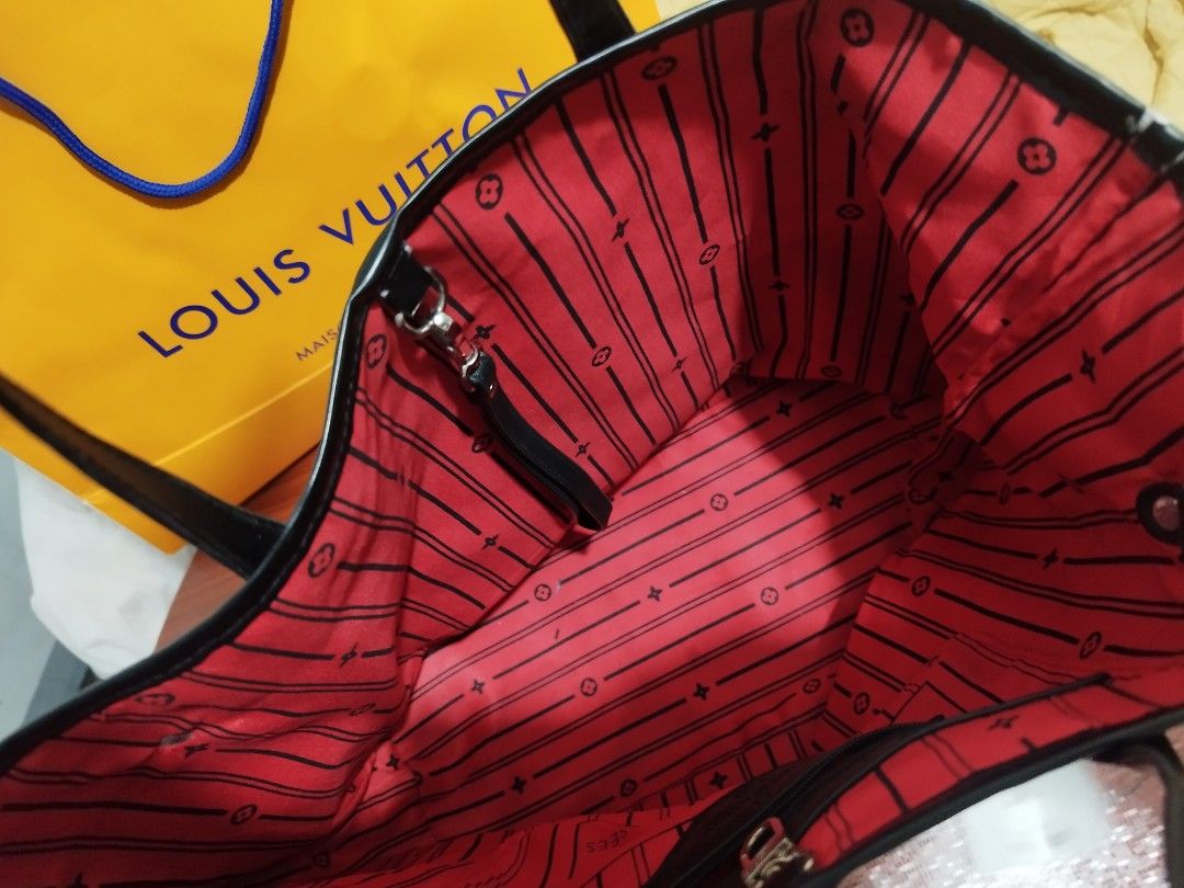 Pre-loved Tote Bag (Category: Luxury Bags & Wallets) located in Quezon City. Submitted by amaquino (Listing ID 1368436166, Image 3). Description: Selling mom's bag on her behalf. negotiable. with paper bag.