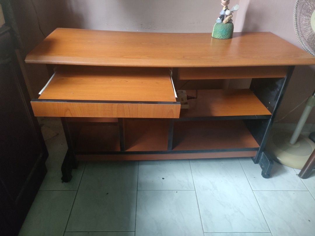 Solid wood table on wheels65075291913858114