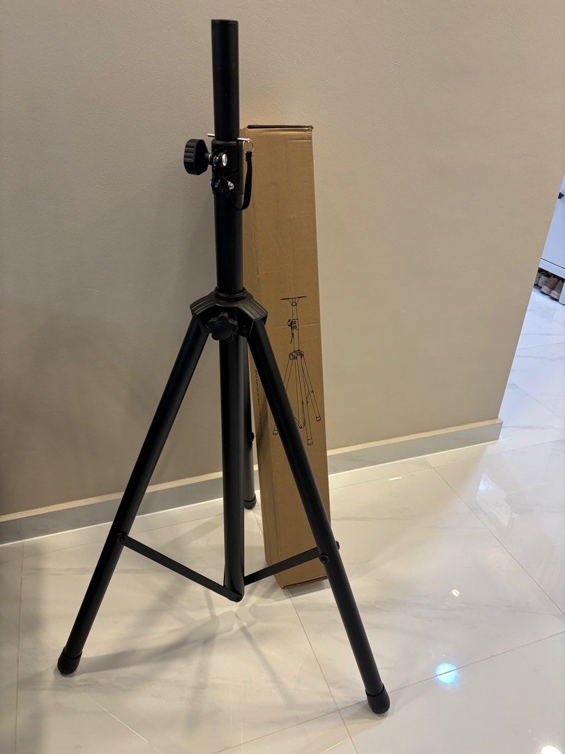 Strong heavy duty speaker-stand