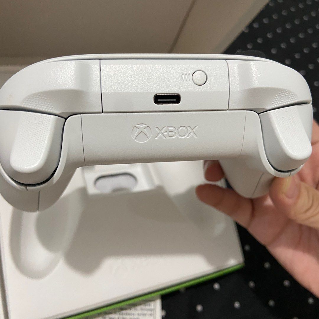 Xbox Wireless Robot White Controller (Category: Xbox) located in Caloocan City. Submitted by grimilgy (Listing ID 1368503249, Image 3). Description: Bought at DataBlitz for ₱3000. Selling my wireless controller, no dangles included. Used 1-3 times only.
