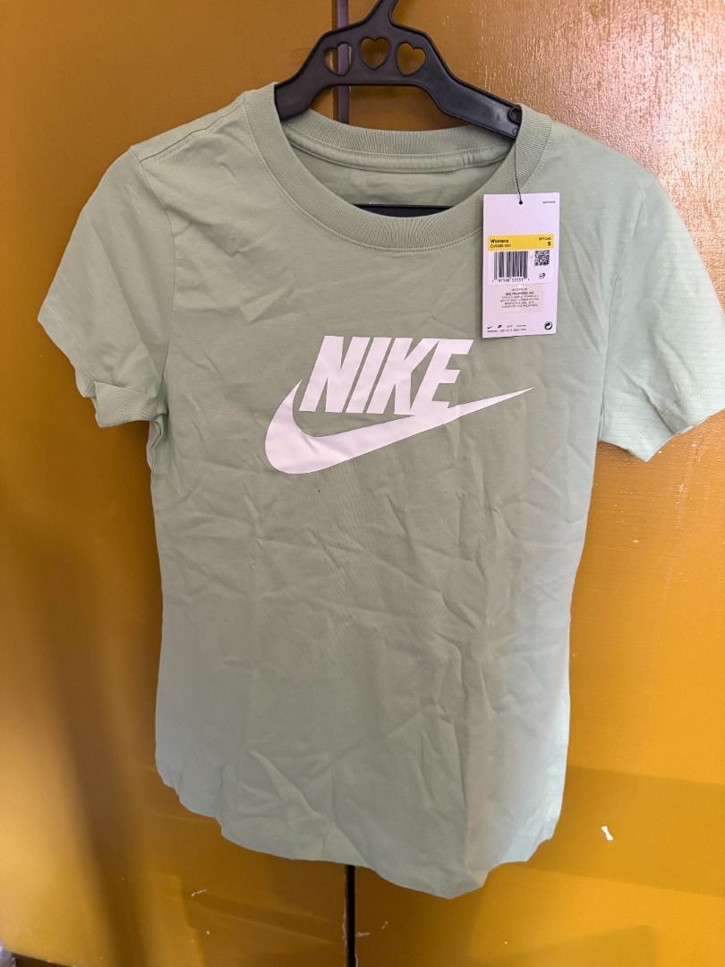 2025013 Original Nike the tees small (Category: Blouses) located in Rizal. Submitted by candysturtles (Listing ID 1368605183, Image 2). Description: LAST PRICE POSTED CLEARANCE SALE ALREADY UP TO 50% off STORE PRICE: 1500 BRAND: Nike Authentic / original CONDITION: Brand New with tag COLOR: CLOSURE: DESCRIPTION: Brand new FLAWS: None item is brand new Kindly refer to pics posted for detailed condition of the item MOP: BDO/ gcash SHIPPING INFO: La