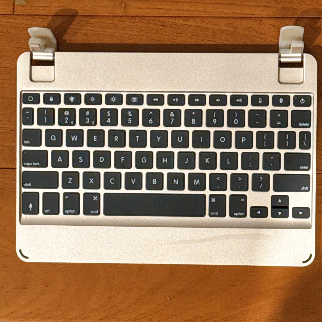 Brydge Bluetooth Wireless Keyboard (Category: Computer Keyboard) located in Quezon City. Submitted by anjlco2017 (Listing ID 1368686710, Image 1). Description: Brydge Bluetooth Wireless Keyboard Authentic With Box Pink Color For Apple Ipad 9.7 .