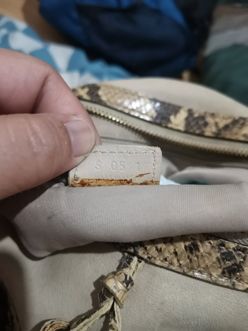 Burberry boston phyton trim bag (Category: Luxury Bags & Wallets) located in Quezon City. Submitted by emsparkle (Listing ID 1368723896, Image 3). Description: No major flaws Sign of usage only Guaranteed 💯 authentic #sale till sep 30 only.
