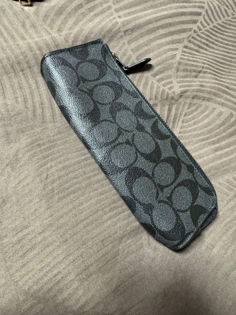 Coach pouch (Category: Accessories) located in Singapore. Submitted by zwiter (Listing ID 1368650521, Image 1). Description: Brand new no tags.