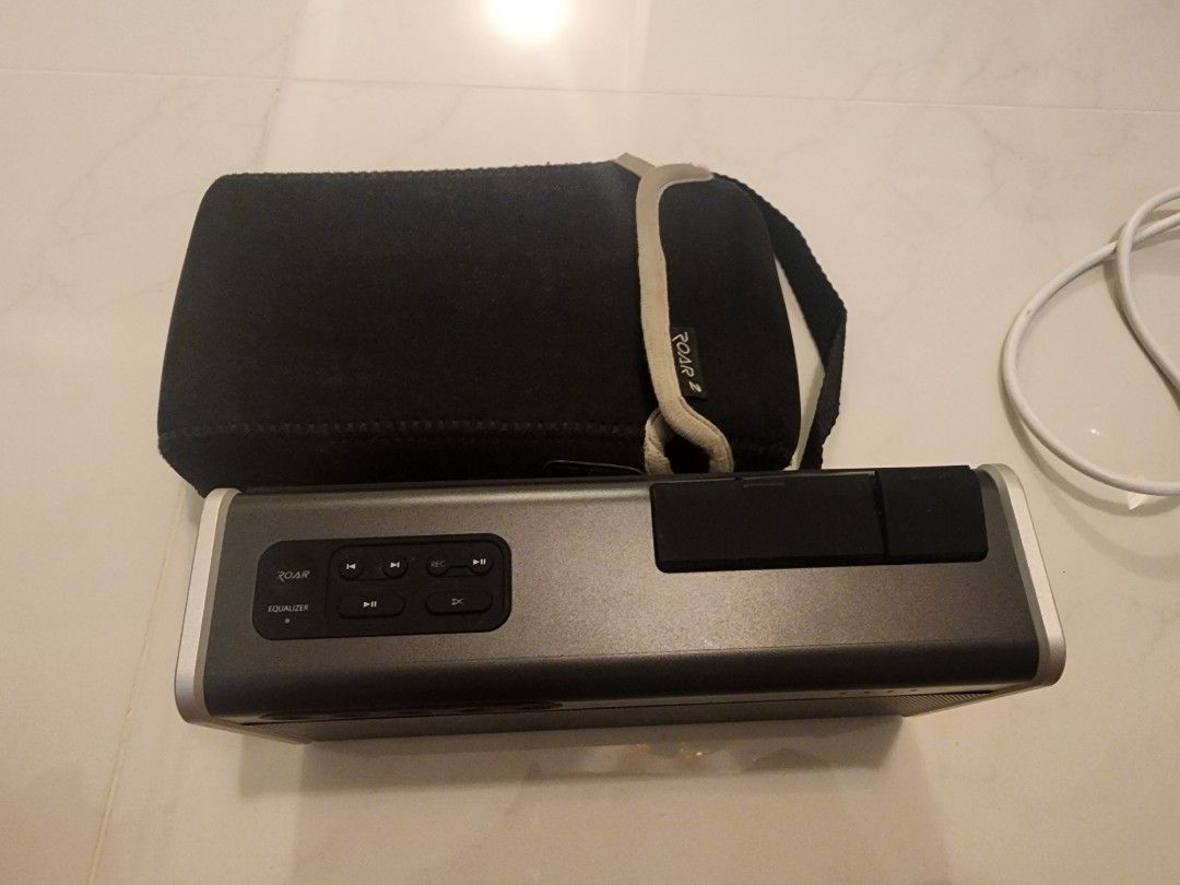 Creative IROAR GO (Category: Soundbars, Speakers & Amplifiers) located in Singapore. Submitted by pongandrew84063 (Listing ID 1368634888, Image 2). Description: Charger abit faulty.