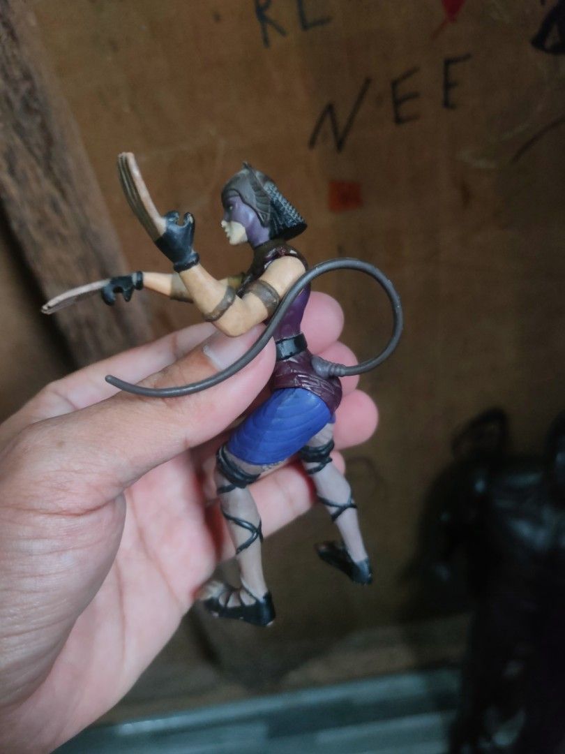 egyptian catwoman 1996 kenner (Category: Figurines & Statues) located in Pasig City. Submitted by laruannijearly (Listing ID 1368676521, Image 2). Description: issue minimal chips no accesories no box.