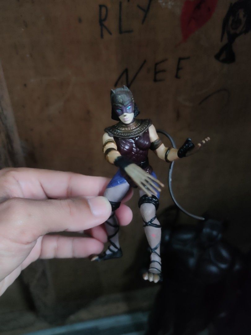 egyptian catwoman 1996 kenner (Category: Figurines & Statues) located in Pasig City. Submitted by laruannijearly (Listing ID 1368676521, Image 1). Description: issue minimal chips no accesories no box.