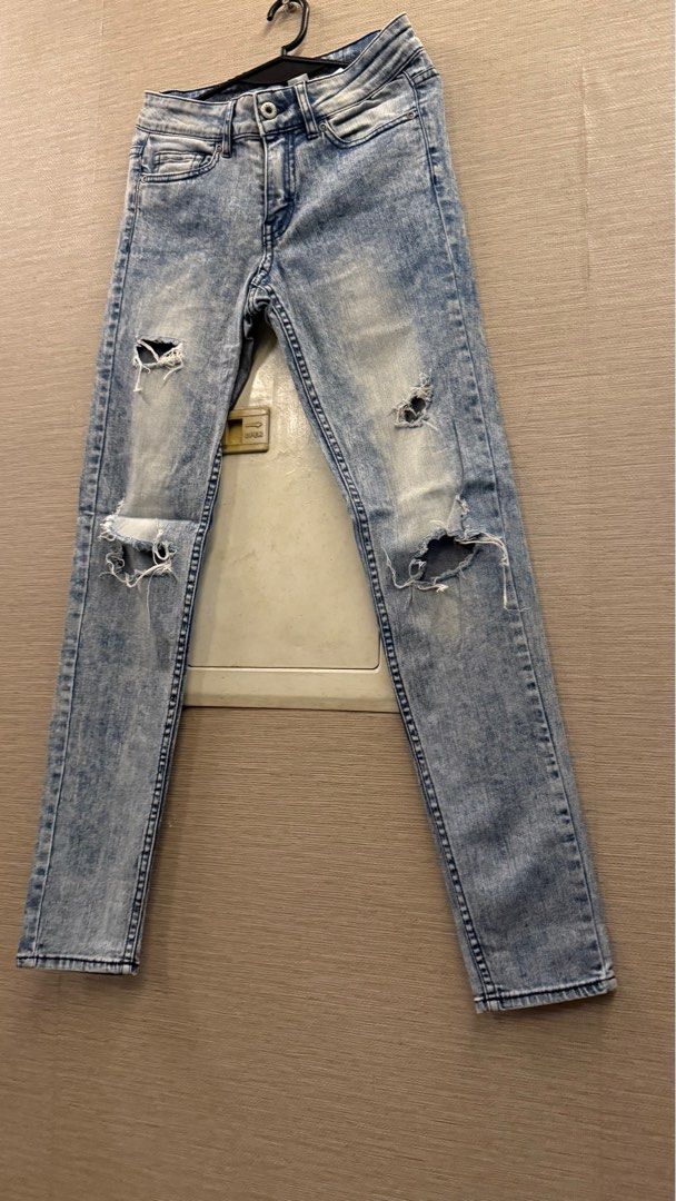 H&M skinny ripped jeans (Category: Jeans) located in Quezon City. Submitted by imcandycloset (Listing ID 1368669667, Image 2). Description: H&M skinny ripped jeans Size Eur34/Usa4 Light blue denim.