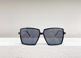 (Category: ) located in . Submitted by sunglasses.versionsale (Listing ID 1368711721, Image 1). Description: .