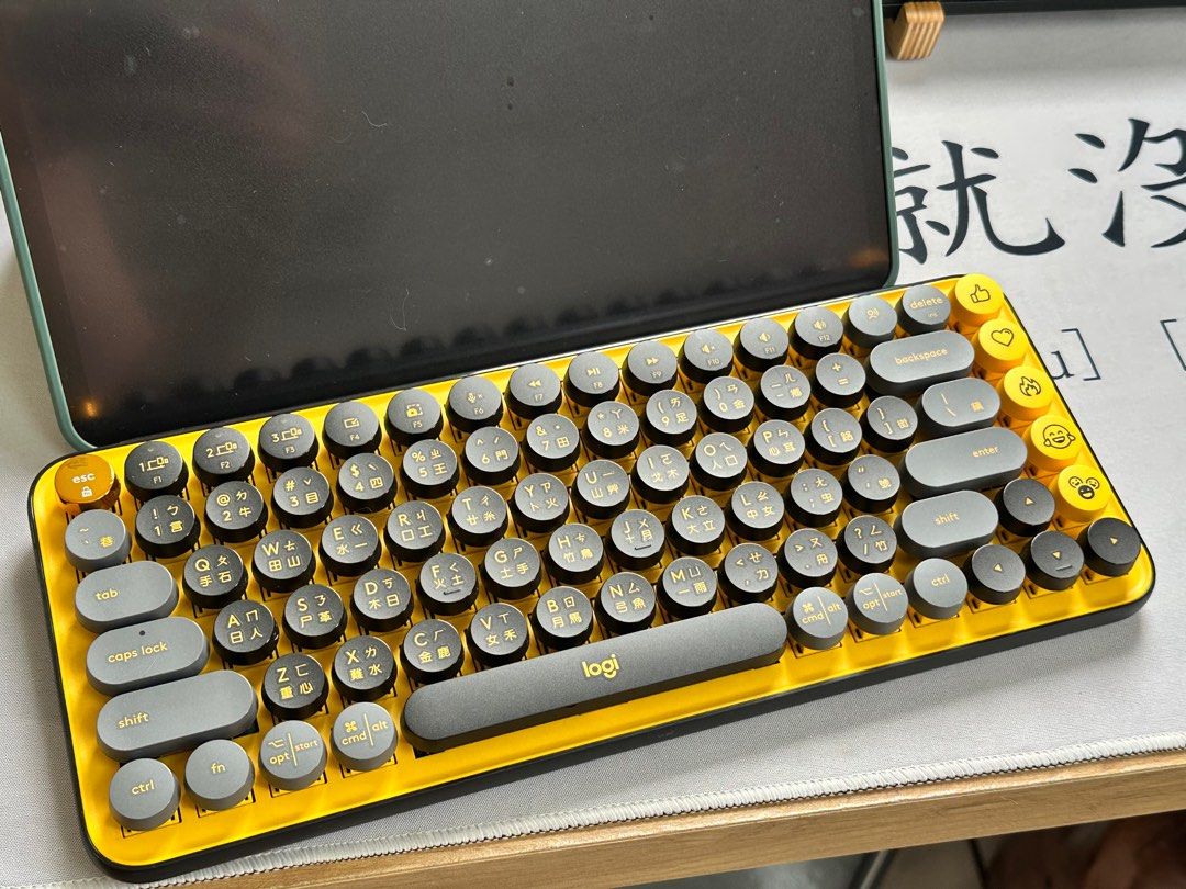 由 brendasu (刊登 ID 1368706443，圖片 3) 提交，位於 彰化縣 (Changhua) 的 Logi POP KEYS 羅技無線鍵盤 (類別：電腦鍵盤及相關產品)，說明：原價3000台幣 只用過一次 藍牙低耗電無線技術 需求條件：藍牙低耗電技術 Windows 10,11 或更新版本 macOS 10.15 或更新版本 iPadOS 13.4 或更新版本 4不支援表情符號按鍵和軟體 iOS 11 或更新版本 5不支援表情符號按鍵和軟體 ChromeOS™ 6不支援表情符號按鍵和軟體 Android 8 或更新版本 7不支援表情符號按鍵和軟體 Logi Bolt USB 接收器 需求條件：可用的 USB 連接埠 Windows 10,11 或更新版本 macOS 10.15 或更新版本 ChromeOS 8不支援表情符號按鍵和軟體 下載選用的自訂應用程式 Logi Options+ 需要有網際網路連線 9提供 Windows 和 macOS 版本，可在 logite