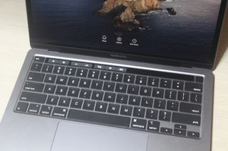 Macbook pro retina touchbar 2020 i5 cycle count 18