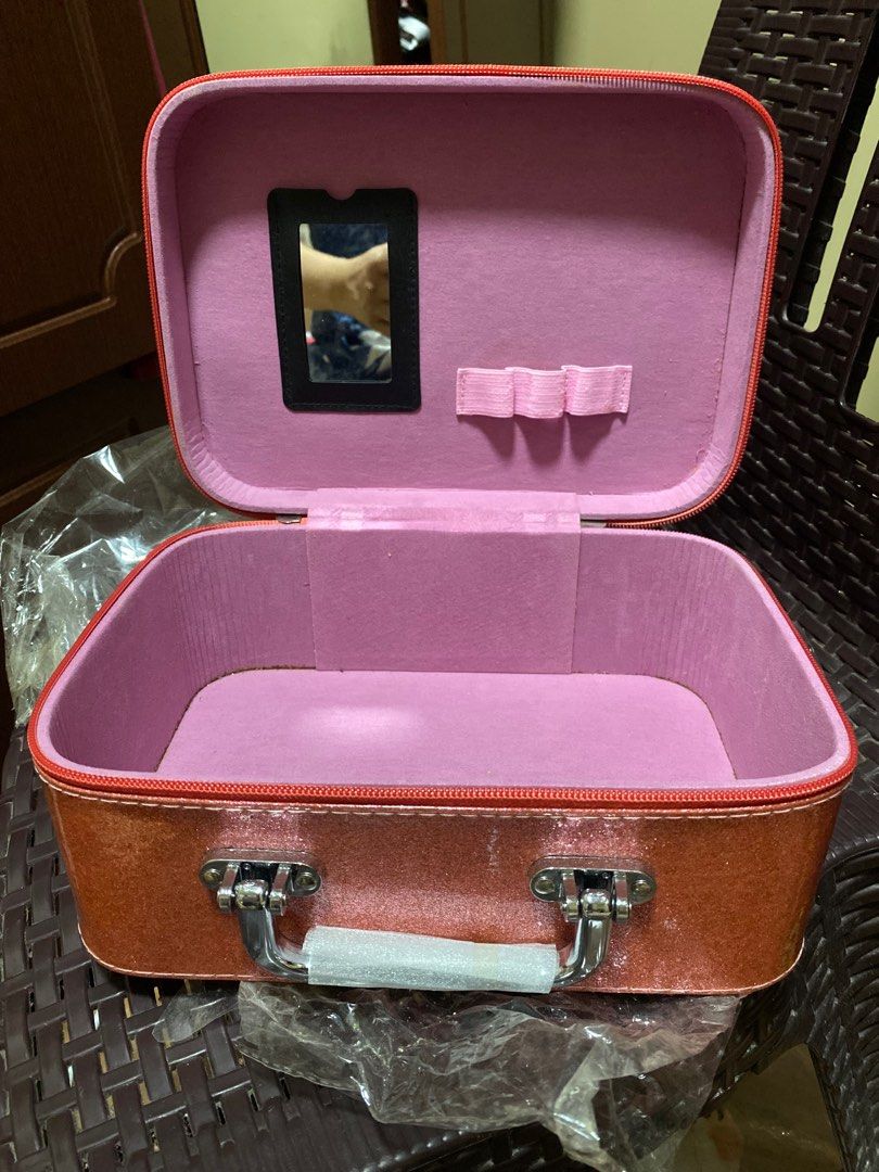 Makeup bag for sale! (Category: Makeup) located in Cavite. Submitted by bige_mati (Listing ID 1368722990, Image 3). Description: Makeup bag/organizer/storage Portable Large capacity For travel use too.
