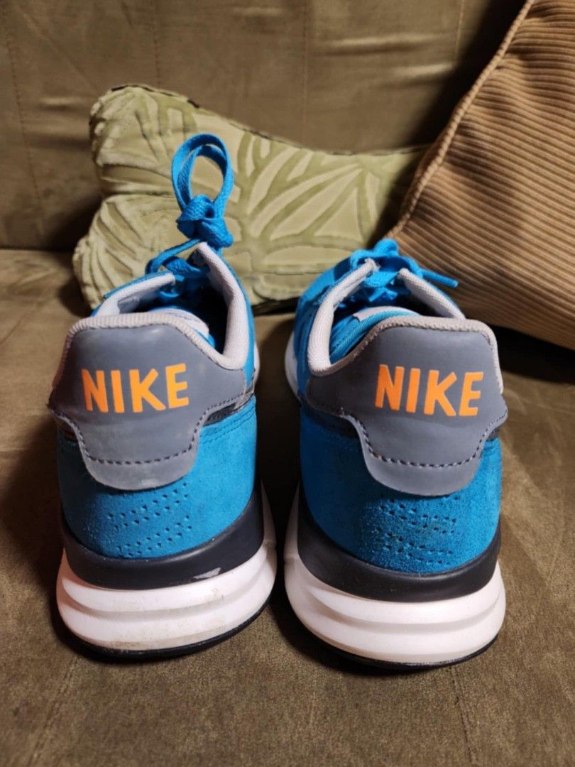 Nike Lunar internationalist (Category: Sneakers) located in Las Pinas. Submitted by carinooo.com (Listing ID 1368586999, Image 3). Description: Hi! Selling one of my personal pairs of shoes. Seldom used, Did not get to wear these out much. Selling at a loss, Migrating soon 🌿 The shoes are ready to use and are very presentable, Almost never used by me - they come with the box 🤝 We can deal through Gcash, Maya, or bank transfers. Whichever is mos