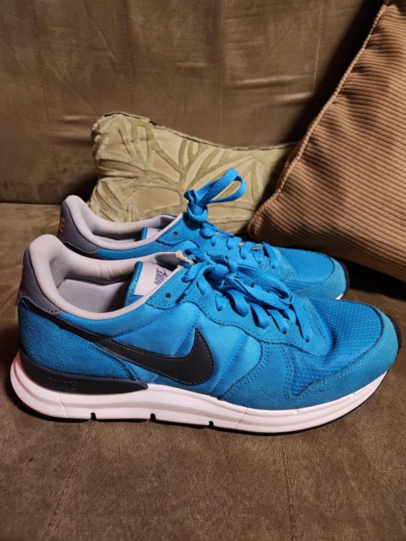 Nike Lunar internationalist (Category: Sneakers) located in Las Pinas. Submitted by carinooo.com (Listing ID 1368586999, Image 1). Description: Hi! Selling one of my personal pairs of shoes. Seldom used, Did not get to wear these out much. Selling at a loss, Migrating soon 🌿 The shoes are ready to use and are very presentable, Almost never used by me - they come with the box 🤝 We can deal through Gcash, Maya, or bank transfers. Whichever is mos