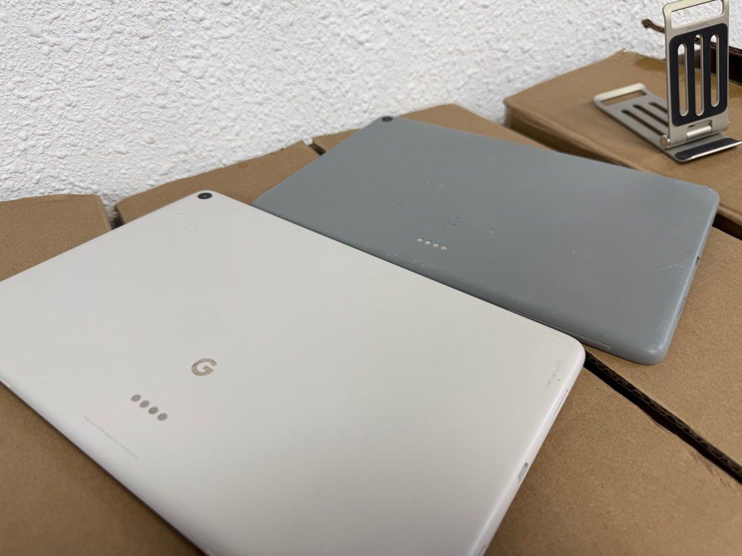 Pixel tablet （分類：手提電腦）位於 Hong Kong。 由 vickyok 提交（商品編號 1368652749，圖片 2）。簡介： Pixel tablet 兩色（白，灰） Mon冇花冇印，電池健康，機能運行正常 灰色後蓋有少少花，Mon冇問題 白色冇問題 8+128GB 。