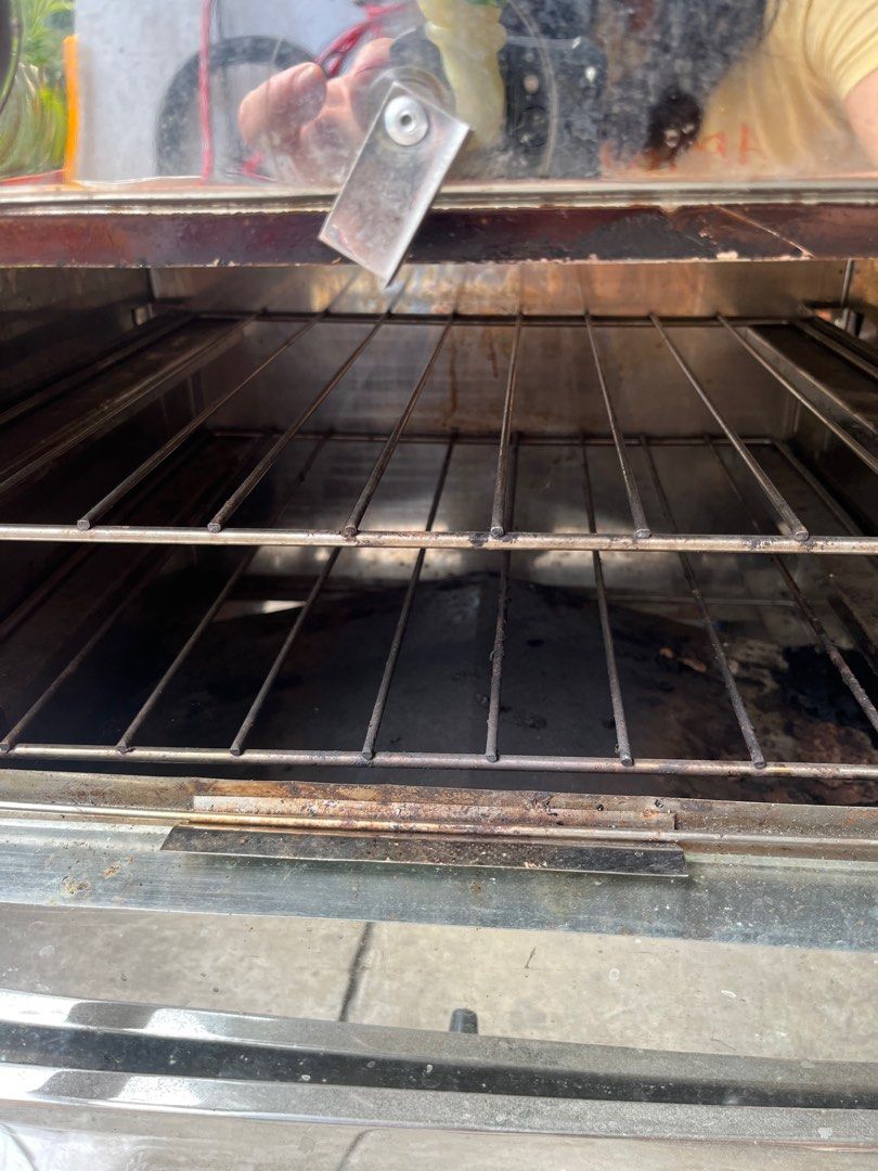 Pizza oven (Category: Ovens & Toasters) located in Marikina City. Submitted by totorotokyo (Listing ID 1368588586, Image 2). Description: Needs cleaning, no issues Rfs: declutter Loc: marikina.