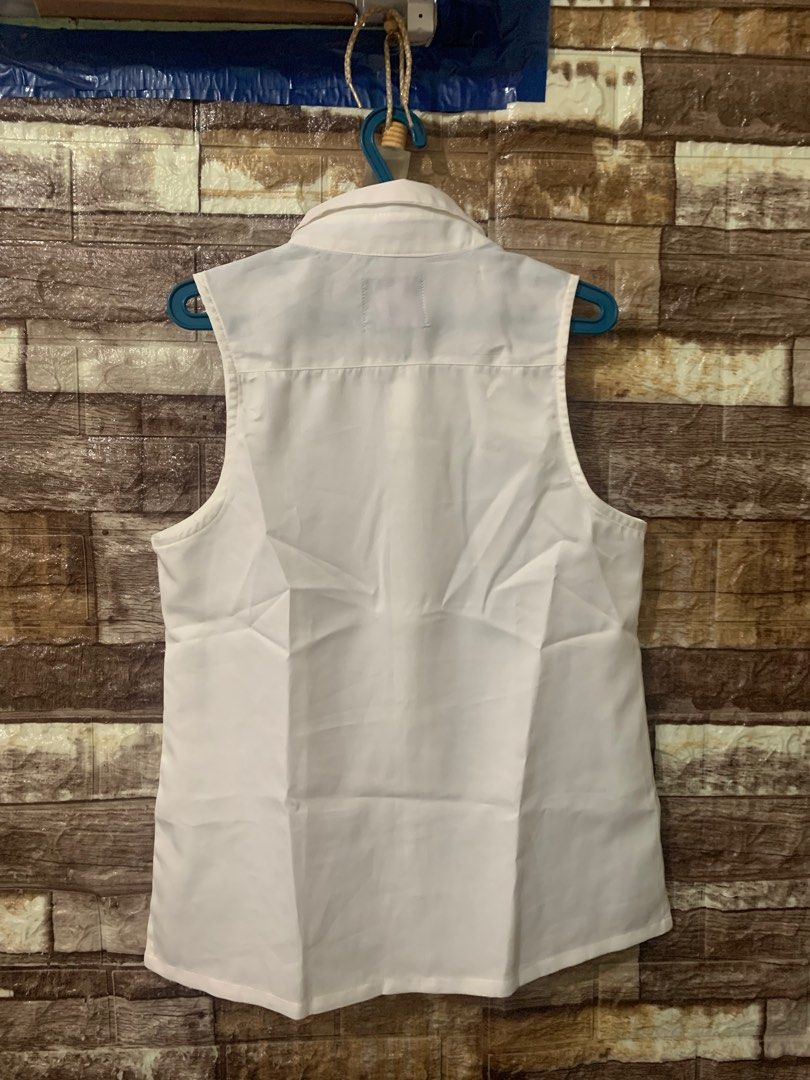 Plains and Prints white polo (Category: Sleeveless) located in Davao. Submitted by wornbycathy (Listing ID 1368652704, Image 2). Description: Plains and Prints white polo Size Small Liked new.