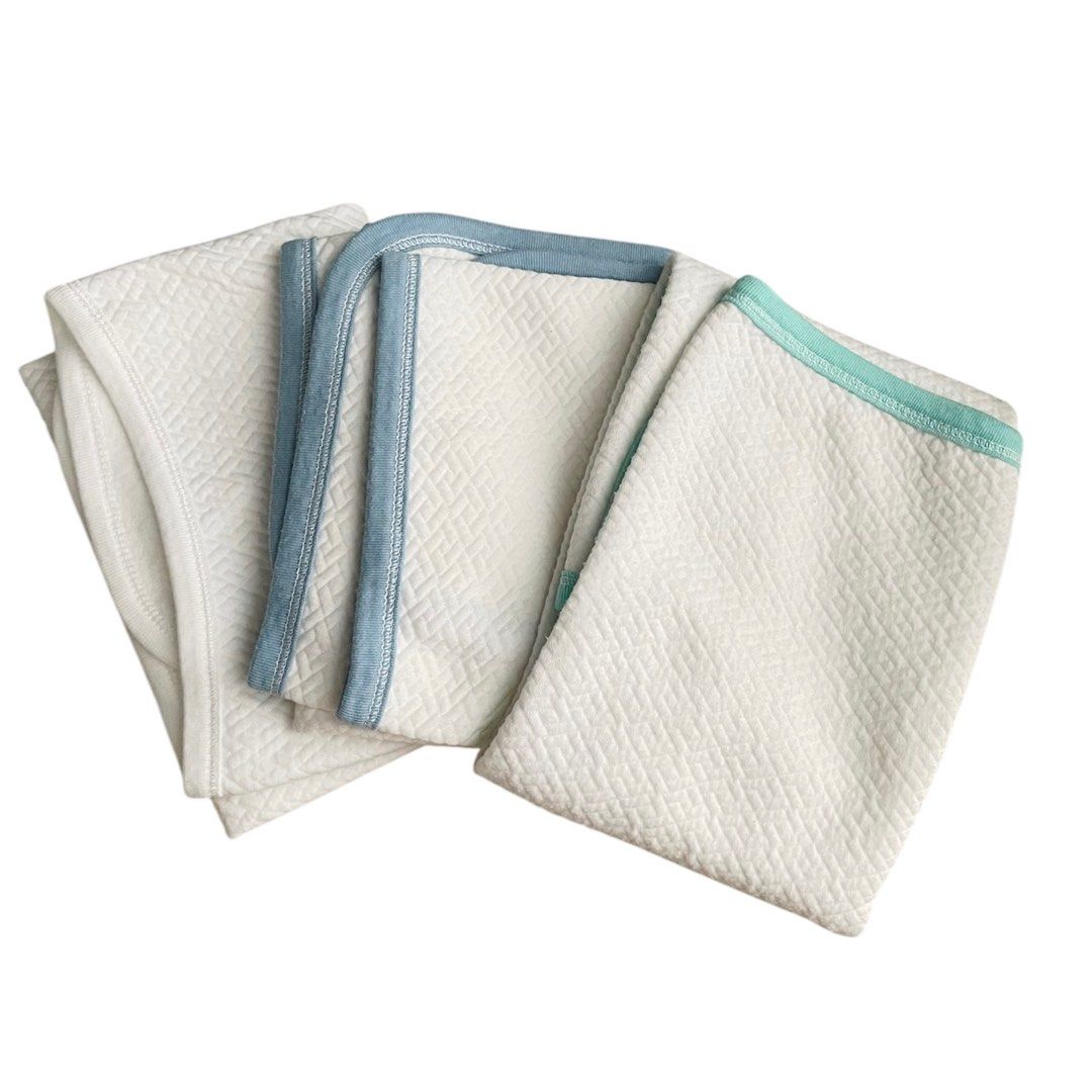 Preloved Baby Blankets (Category: Other Baby Bathing & Changing Needs) located in Manila. Submitted by timelesstreasures846 (Listing ID 1368595054, Image 1). Description: 3 baby blankets for P150.00 only.