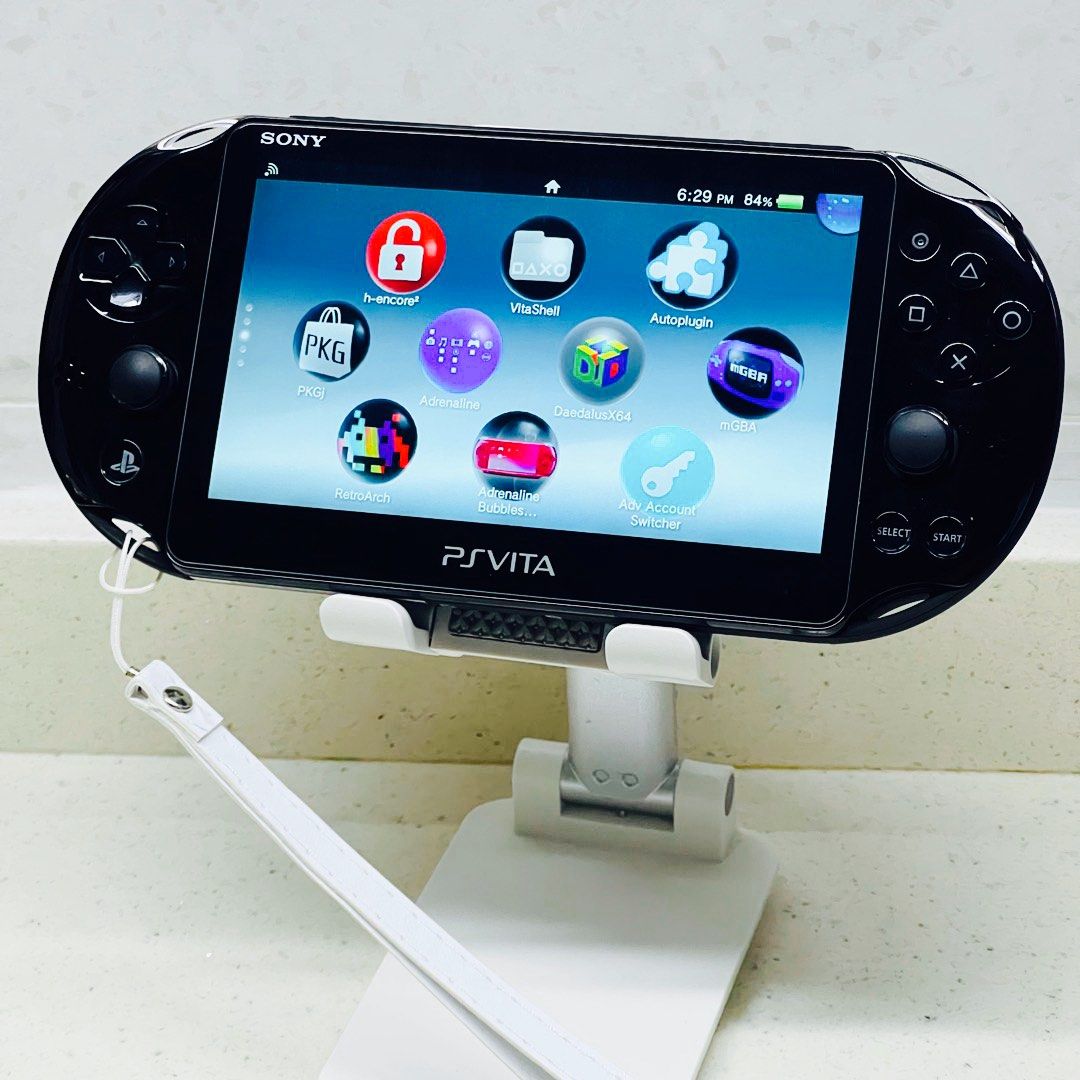 PSV 2000 薄機 128gb 黑色 ⚫️ （分類：PlayStation）位於 Hong Kong。 由 HINOMAX 提交（商品編號 1367209272，圖片 1）。簡介： PSV 2000 薄機，黑色機身🕹 🏅🏅遊戲內容如下🏅🏅 ♦️支援N64模擬器連 ROMS ♦️固化ver.3.65，可以完全熄機，有補丁可運行所有vita遊戲。 ♦️經 PKGJ 商店，直接在機內WiFi可玩 vita/psp/PSone遊戲，無需經由電腦👌🏻 ♦️已安裝psp/mGBA/Retroarch連檔 ♦️PSP 原生遊戲系統，暢玩大量PSP名作 ♦️RETROARCH 內有超過萬款懷舊遊戲，如惡魔城系列/沙羅曼蛇/孖寶兄弟/1942/炸彈人 etc. Retroarch 包括模擬器：(含遊戲檔約17gb包羅萬有) 1) MAME 2) CAPCOM 3) Atari 4) Bandai - WonderSwan Color 5) Commodore - 64 6) GCE - 