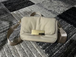 (Category: ) located in . Submitted by preloved_coll (Listing ID 1368669935, Image 1). Description: .