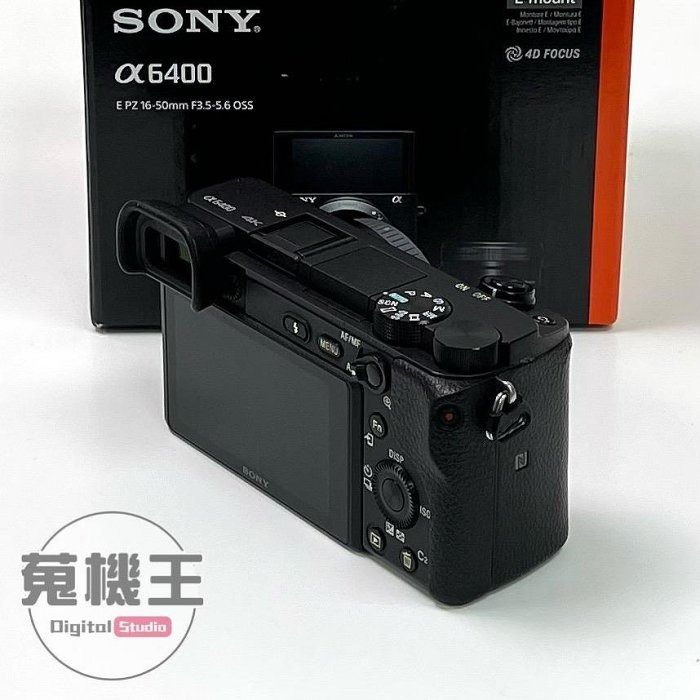 由 winson999888 (刊登 ID 1368693769，圖片 2) 提交，位於 台北市 (Taipei) 的 【蒐機王】Sony A6400 單機身 快門數 : 12274次【歡迎舊3C折抵購買】D3777-S (類別：相機)，說明：【商品貨號】D3777 【名稱】Sony A6400 單機身 快門數 : 12274次 公司貨 【顏色】黑色 【品相描述】外觀良好 【新舊程度】中古品 / 90%新 【保固狀態】店家責任保固七天 【配件說明】原廠盒裝、充電器、背帶、轉接插頭 【NCC認證碼】CCAO18LP0150T8 【BSMI商檢字號】D33021 【賣場管理代碼】03 -------------------------------------- 【商品狀態分級說明】 ● 100%新 = 全新未拆封新品 ● 95%新 = 機況如新品一般 ● 90%新 = 僅些許使用小痕跡 ● 85%新 = 外觀有較明顯痕跡 ● 80%新 = 外觀較重的使用痕跡 ● 70%新 = 商品瑕疵或功能
