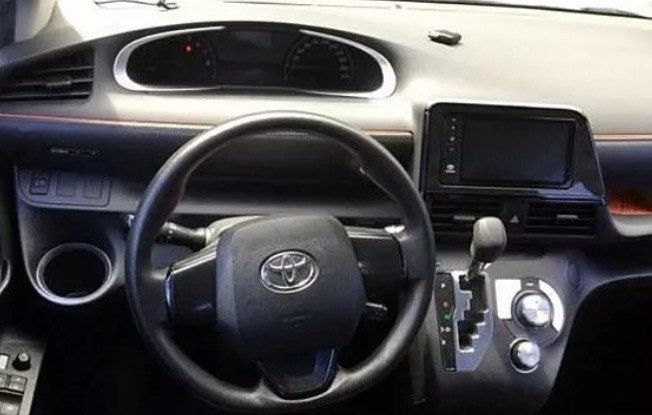 由 pipi1108cc (刊登 ID 1368607694，圖片 3) 提交，位於 台中市 (Taichung) 的 Toyota Sienta 2017款 白色 🔍️售價：15萬 🔍️出廠：2017年 🔍️行駛里程：8萬公里 🔍️乘客數：5門5座 🔍️排氣量：1.8L (類別：汽車出售)，說明：🔍️廠牌型號：Toyota Sienta 2017款 白色 🔍️售價：15萬 🔍️出廠：2017年 🔍️行駛里程：8萬公里 🔍️乘客數：5門5座 🔍️排氣量：1.8L 🔍️引擎燃料：汽油 🔍️驅動方式：2WD ★重要資訊★ 車輛均有第三方認證 ⭕️專業鑑定⭕️合格認證 ⭕️檢定報告⭕️一覽無疑 📣便宜賣🚫無事故🚫無泡水🚫無待修 提供💯完整第三方認證合格檢驗報告 保證✅實車實價✅車況透明✅安心購車 ★提供車況原始表 ★車況與認證表不符，退車並全額退費 ◎歡迎私訊預約賞車◎ ★早上10點到晚上18點 ★Line ID : pipi1108 ★聯絡電話：0️⃣9️