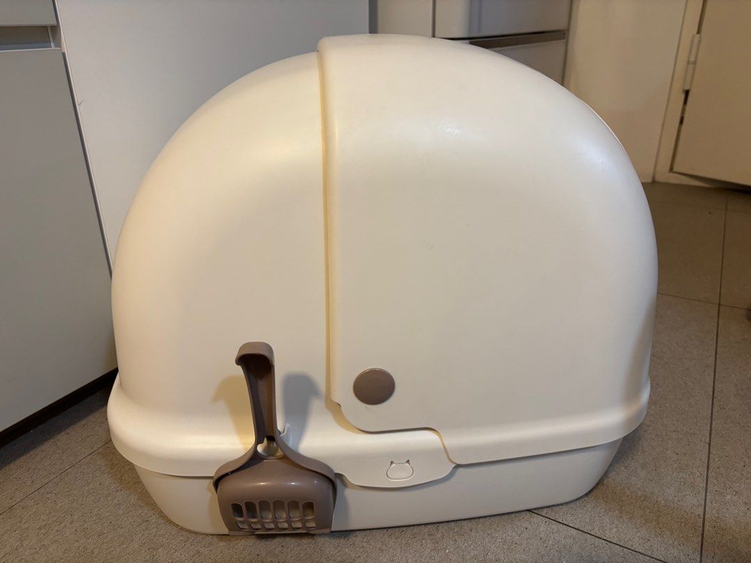 Unicharm Cat Litter Box (Category: Homes & Other Pet Accessories) located in Singapore. Submitted by theitchinc (Listing ID 1368614743, Image 2). Description: Unicharm Deo-Lite Cat Litter System Made in Japan 55.5cm (W) x 42cm (D) x 42.5cm (H) Comes with original scoop Good with their Zeolite pallets Or I personally use it with pine litter! Well washed and cleaned and scentfree. Self collect at 131C Kim Tian Road only 163131 May consider nearby d