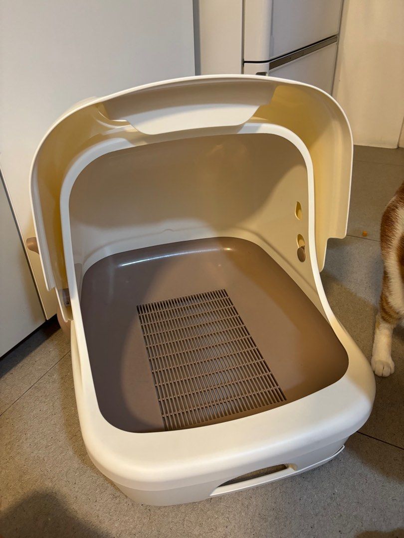 Unicharm Cat Litter Box (Category: Homes & Other Pet Accessories) located in Singapore. Submitted by theitchinc (Listing ID 1368614743, Image 3). Description: Unicharm Deo-Lite Cat Litter System Made in Japan 55.5cm (W) x 42cm (D) x 42.5cm (H) Comes with original scoop Good with their Zeolite pallets Or I personally use it with pine litter! Well washed and cleaned and scentfree. Self collect at 131C Kim Tian Road only 163131 May consider nearby d