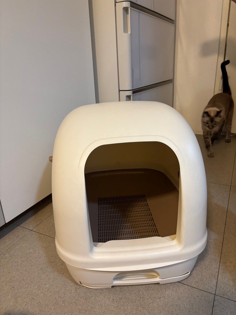Unicharm Cat Litter Box (Category: Homes & Other Pet Accessories) located in Singapore. Submitted by theitchinc (Listing ID 1368614743, Image 1). Description: Unicharm Deo-Lite Cat Litter System Made in Japan 55.5cm (W) x 42cm (D) x 42.5cm (H) Comes with original scoop Good with their Zeolite pallets Or I personally use it with pine litter! Well washed and cleaned and scentfree. Self collect at 131C Kim Tian Road only 163131 May consider nearby d