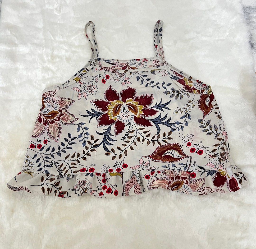 White Floral Halter Top (Category: Sleeveless) located in Pasig City. Submitted by secondlifefinds (Listing ID 1368696948, Image 1). Description: White Floral Halter Top Fits XS-S Used but not abused 📍Pasig City / Makati City (weekdays only).