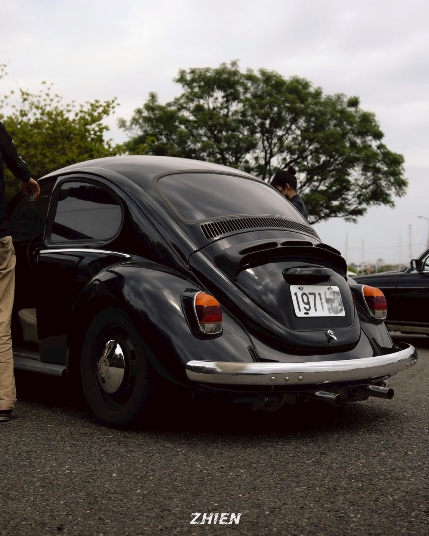 由 mr.metalmob (刊登 ID 1368907517，圖片 2) 提交，位於 台南市 (Tainan) 的 【出售】1971 VW 金龜車 Beetle｜1835直噴猛獸｜台南 (類別：汽車出售)，說明：【出售】1971 VW 金龜車 Beetle｜1835直噴猛獸｜台南 經典德味 x 現代改裝，這台1971年的金龜車，不只是代步工具，而是一台有靈魂、有聲浪的老鐵！ 車輛特色： • 改裝1835cc 四喉直噴引擎：動力瞬間升級，聲浪渾厚，駕馭樂趣十足 • 高低軟硬可調式避震器 + 降低車身：操控更穩、姿態更帥 • 前輪升級碟煞：安全制動，煞得住才敢快 • VINTAGE SPEED 高流量白鐵排氣管：阿堂出品，聲音質感一流 • 底盤防撞底漆 + 隔音防鏽處理：細節到位，長期收藏沒問題 • 狼堡標誌、古典天鵝勁後照鏡、經典半月方向盤：細節滿滿，老味濃郁 • 手排快排系統：換檔爽快、檔位明確，新手也上手 • 外掛冷氣、加大油底殼、散熱片、加厚散熱裝置：夏天開也沒在怕，穩穩跑 小提醒