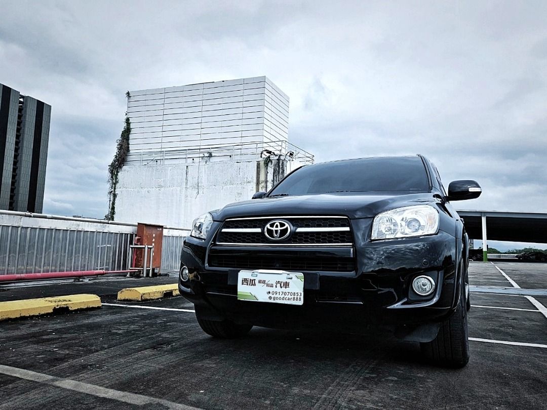 由 andy03060907 (刊登 ID 1368839095，圖片 1) 提交，位於 桃園市 (Taoyuan) 的 2012年 Toyota RAV4 2.4 G尊貴版 新車價105萬 4速自排 加裝大螢幕安卓機 (類別：汽車出售)，說明：2012年 Toyota RAV4 2.4 G尊貴版 新車價105萬 4速自排 加裝大螢幕安卓機 前霧燈 後霧燈 後視鏡方向指示燈 LED尾燈 抗UV玻璃 加寬輪拱 電動天窗 方向盤快控鍵 恆溫空調 分區溫控 駕駛座電動調整 後座分離倒覆 里程電腦 儀錶亮度調整 前座扶手 前座杯架 後座杯架 側邊登車踏板 CD音響主機 MP3播放功能 定速巡航 蜂鳴式倒車輔助系統 倒車圖像輔助 電動折疊後視鏡 後視鏡除霧 防盜系統 預束式安全帶 雙前座正面氣囊 雙前座側面氣囊 全尺寸頭部氣簾 防鎖死煞車系統 煞車力道分配系統 電子煞車力道輔助系統 循跡防滑控制系統 頭燈水平調整 電子防滑差速。