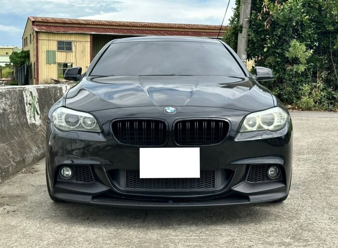由 wei_jia. (刊登 ID 1368873351，圖片 1) 提交，位於 彰化縣 (Changhua) 的 🦉 2013 BMW 5-Series Sedan 528i M-sport 2.0 小改款 (類別：汽車出售)，說明：❗️新價格 39.8萬❗️還可超貸 3X萬零用週轉金💰 2013 BMW 5-Series Sedan 528i 2.0 小改款 原鈑件 可認證 正 M 版 可超貸 3X 萬 免鑰摸門、分區恆溫、中控大螢幕、換檔撥片、電動天窗、後出風口、ISOFIX、前後霧燈 定速巡航、循跡防滑、胎壓監控、LED日行燈、抬頭顯示器、雙前冷熱通風座椅、電動尾門 ❗️ 開價不等於成交價 / 歡迎預約鑑賞面議❗️ 可協助全額貸款，強力過件專案 預約電話 : 0 9 7 6 9 3 5 1 5 7 楊先生 賞車地址 : 彰化縣花壇鄉中山路二段 578 號 ( 國彰駕訓班正對面 ) ✅ 可認證 ✅ 履約保證 ✅ 非重大事故 ✅ 非泡水整新 ✅ 里程無變造 ✅ 非營業車改回 ✅ 