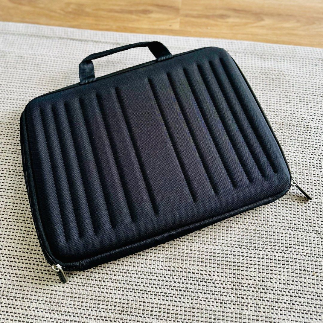 Case Logic 13” Laptop Bag/Case (Category: Laptop Bags & Sleeves) located in Paranaque City. Submitted by 903101 (Listing ID 1368826944, Image 3). Description: .
