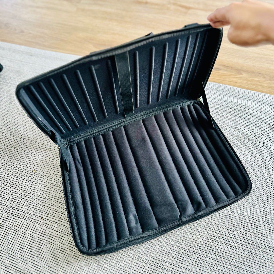 Case Logic 15” Laptop Bag/Case (Category: Laptop Bags & Sleeves) located in Paranaque City. Submitted by 903101 (Listing ID 1368826849, Image 2). Description: .